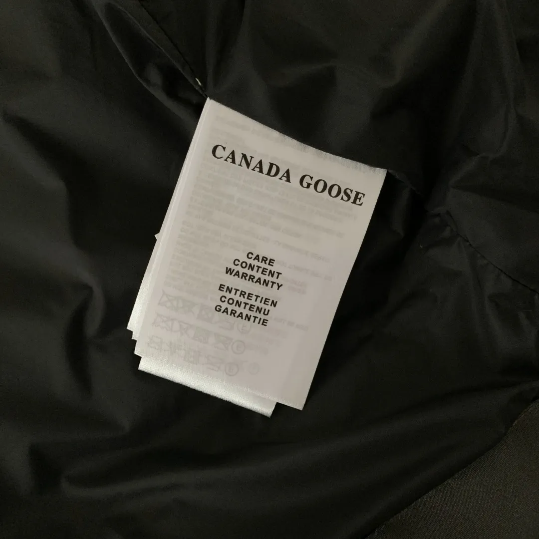 Style number: Y 138 𝑪𝒂𝒏𝒂𝒅𝒂 𝑮𝒐𝒐𝒔𝒆Canada Goose counter level! Canadagoose/Canada Goose New Arrival "2078APPSeries" down vest for men and women Material list: 1⃣ Original custom-made double plain 9500-100% nylon nylon fabric 2⃣ Original YKK zipper, non-sub-factory product 3⃣ National standard 80% white duck down from Guangzhou Inspection, (zp uses 80% white duck down/any boasts of 90% are fake) Material analysis characteristics: 1⃣ Original factory/9500-100% nylon 100% nylon Lurex yarn is actually 100% nylon, which is rarely pure now. Most of them are mixed with cotton thread or polyester. Our top original version is developed in accordance with ZP and uses the same material. 2⃣ As we all know, the original version uses 80% white duck down. The fill power refers to the cubic inches of volume occupied by each ounce (30 grams) of down under certain conditions. If the space occupied by one ounce of down is cubic inches, the fill power of the down is called . So we can simply understand it as: fill power is the volume of down, and the volume of down is fill power. The higher the fill power of down, it means that under the same filling amount, down can fix a larger volume of air layer to keep warm and insulate, so the warmth retention of down is better. Size:XS-2XL Color: Navy Blue Beige Gray Black Label Gray Red Label Black Red Label Black Black Label Red Blue Pink